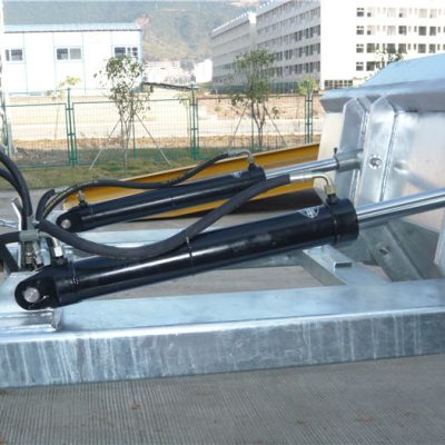 Let at bruge positiv låsemekanisme. Sikkerhedskæden fastgør tragten til køretøjets håndtering. Svejste sømme forhindrer lækage. Ekstra dyb gaffelåbninger. 2 "formede øverste læber. Høj visibilty blå emalje finish